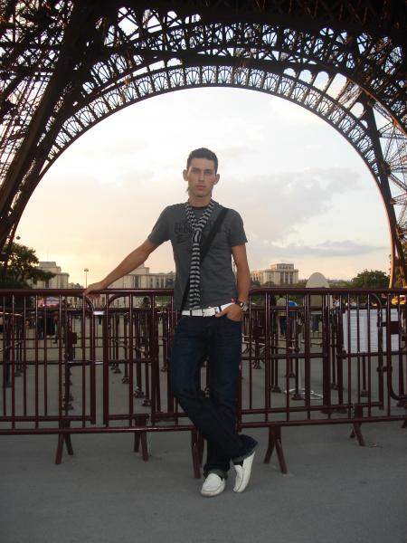 Paris'teki Eifel kulesine cikmadan nce