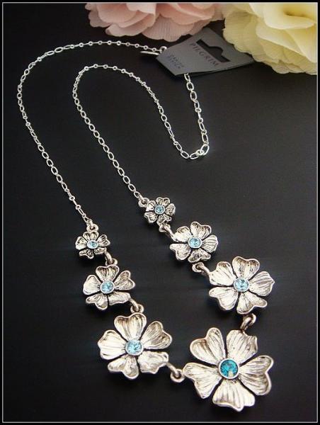Silken Flower................ipeksi iek, arzularn minimalist bir yaklamla be yaprakl yonca da ifade edilmesi,